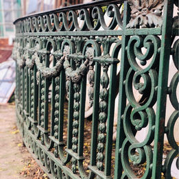 Balcones antiguos, restauración histórica, elegancia clásica, diseño arquitectónico vintage, barandillas ornamentadas, detalle en hierro forjado, espacios exteriores tradicionales, conservación del patrimonio, estilo arquitectónico antiguo, renovación de fachadas.