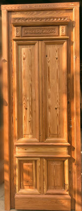 Puertas de cedro y pinotea hechas a mano con madera antigua. Nuestras puertas coloniales y puertas principales, ideales para entradas de casas, están diseñadas con técnicas artesanales que realzan el estilo clásico. Puertas antiguas perfectas para quienes buscan calidad y diseño atemporal.