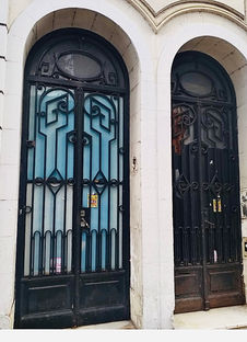 Portón de Hierro Antiguo: Elegancia y Robustez con Historia

Descubre la majestuosa presencia de nuestro portón de hierro antiguo, una pieza única que combina elegancia y robustez. Este portón no solo ofrece seguridad y durabilidad, sino que también añade un toque de historia y sofisticación a cualquier propiedad.

Material de Alta Calidad

El portón está fabricado con hierro de alta calidad, conocido por su resistencia y longevidad. La solidez del hierro asegura que el portón pueda soportar las inclemencias del tiempo y el paso de los años, manteniéndose en perfectas condiciones.

Diseño Clásico y Detalles Artesanales

Cada detalle del portón ha sido meticulosamente trabajado por artesanos expertos, preservando técnicas de forja tradicionales. Los intrincados diseños y acabados reflejan un estilo clásico que realza la belleza arquitectónica de cualquier entrada.

Características Destacadas:

Durabilidad y Seguridad: El hierro forjado ofrece una estructura fuerte y segura, ideal para proteger su propiedad.
Estética Intemporal: Los diseños ornamentales y los detalles vintage añaden un toque de distinción y elegancia.
Versatilidad de Uso: Perfecto para residencias, fincas, propiedades históricas y proyectos de restauración.
Acabado en Patina Antigua: Un acabado especial que resalta el carácter histórico del portón, dándole un aspecto auténtico y sofisticado.
Beneficios de Elegir un Portón de Hierro Antiguo:

Valor Añadido: Aumenta el valor estético y patrimonial de su propiedad.
Bajo Mantenimiento: Requiere un mantenimiento mínimo gracias a la durabilidad del hierro.
Personalidad Única: Cada portón antiguo cuenta una historia, aportando una singularidad inigualable.
Conclusión

Un portón de hierro antiguo no es solo una elección de seguridad, sino una declaración de estilo y herencia. Embellezca su entrada con esta impresionante pieza y disfrute de la perfecta combinación de tradición y funcionalidad. Contacte con nosotros para más información y descubra cómo este portón puede transformar su propiedad.

 de Hierro Antigua 