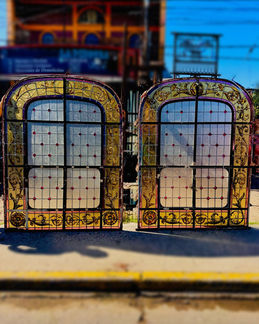 Portones antiguos de hierro con vitrales en dorado y rojo, ideales para frentes con estilo. Disponibles en El Mundo de La Pinotea.