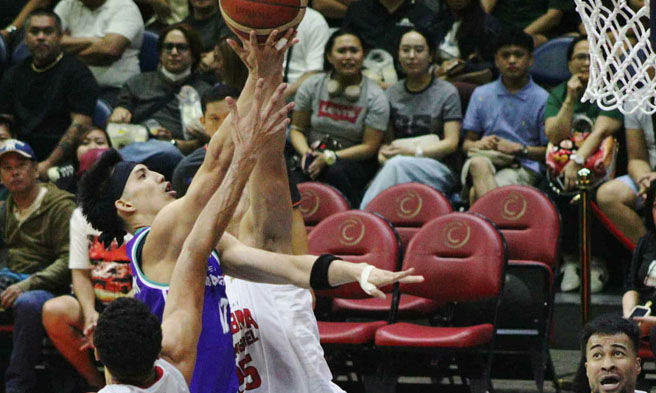 Pinagtulungan sa mahigpit na depensa nila Jeremiah Gray at Japeth Aguilar kapwa ng Ginebra San Miguel ang ginawang pag basket ni Alec Stockton ng Converge FiberXers