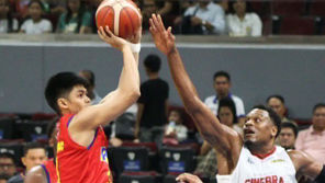 Hindi alintana ni Rain or Shine Elasto Painters Gian Mamuyac ang todo depensa ni Justine Brownlee sa bahaging ito ng kanilang bakbakan sa PBA Commissioner's Cup semifinals Game 2 best-of-seven series sa Mall of Asia Arena, Pasay City kahapon. (Reymundo Nillama)