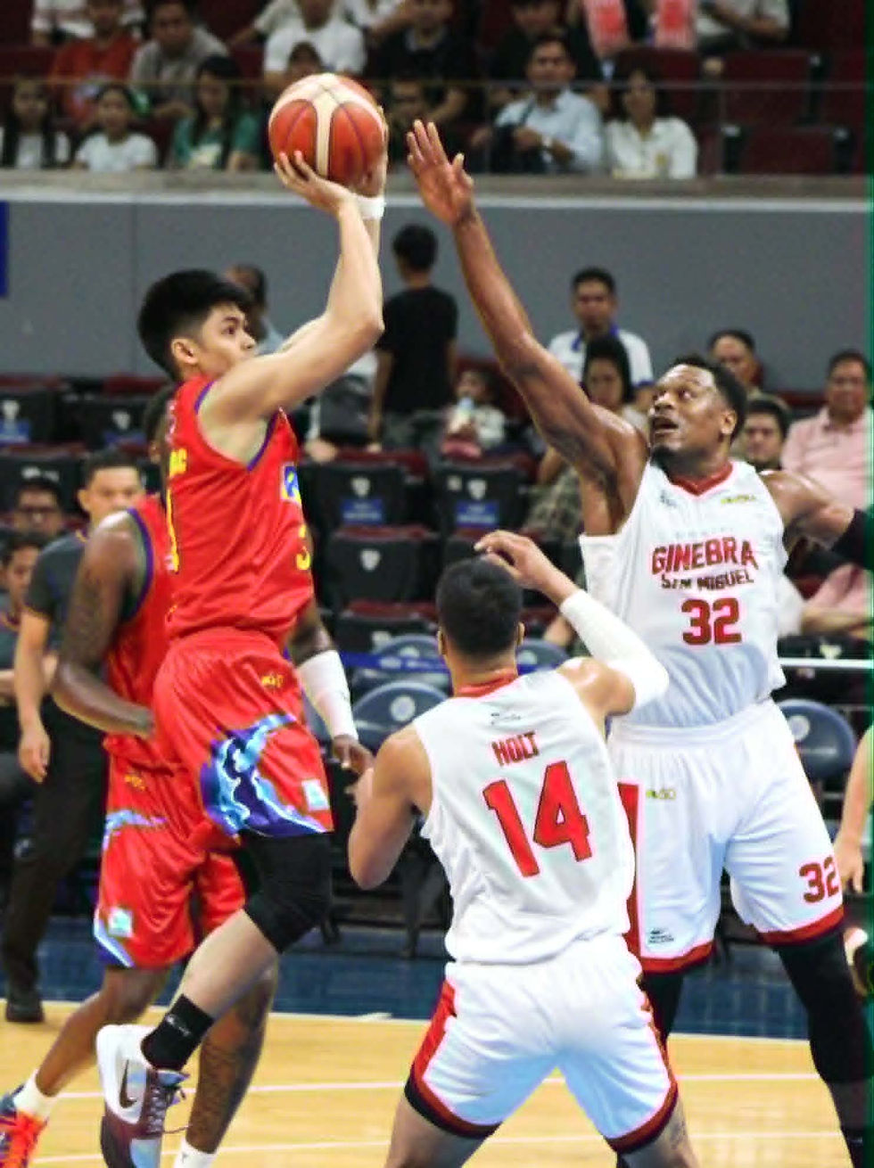 Hindi alintana ni Rain or Shine Elasto Painters Gian Mamuyac ang todo depensa ni Justine Brownlee sa bahaging ito ng kanilang bakbakan sa PBA Commissioner's Cup semifinals Game 2 best-of-seven series sa Mall of Asia Arena, Pasay City kahapon. (Reymundo Nillama)