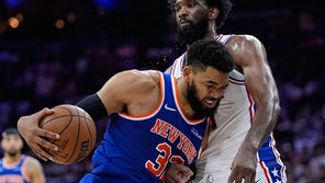Binubundol ni New York Knicks' Karl-Anthony Towns, (kaliwa) si Philadelphia 76ers' Joel Embiid sa laro nilang ito sa NBA basketball playoff series kahapon. (AP/Matt Slocum)