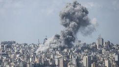 Malaking usok matapos ang pag-atake ng Israeli air strike sa Beirut at sa southern suburbs AFP