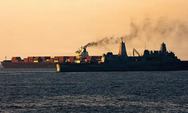 U.S. forces nag-patrol sa Arabian Sea malapit sa MV Touska , April 20, 2026 - US Navy photo