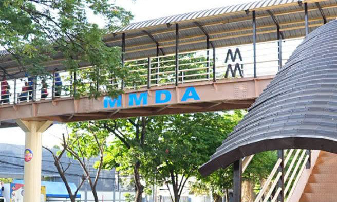 Pedestrian footbridge na may bubong at ilaw sa Visayas Avenue, sa harap ng Maria Montessori School - MMDA