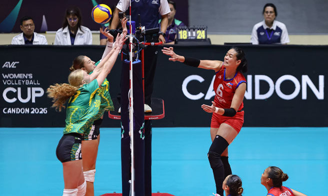SI Alyssa Solomon (kanan) ng Alas Pilipinas women sa isang maaksiyong tagpo laban sa Australia kahapon sa AVC Cup sa Candon, Ilocos Sur. (avccup)