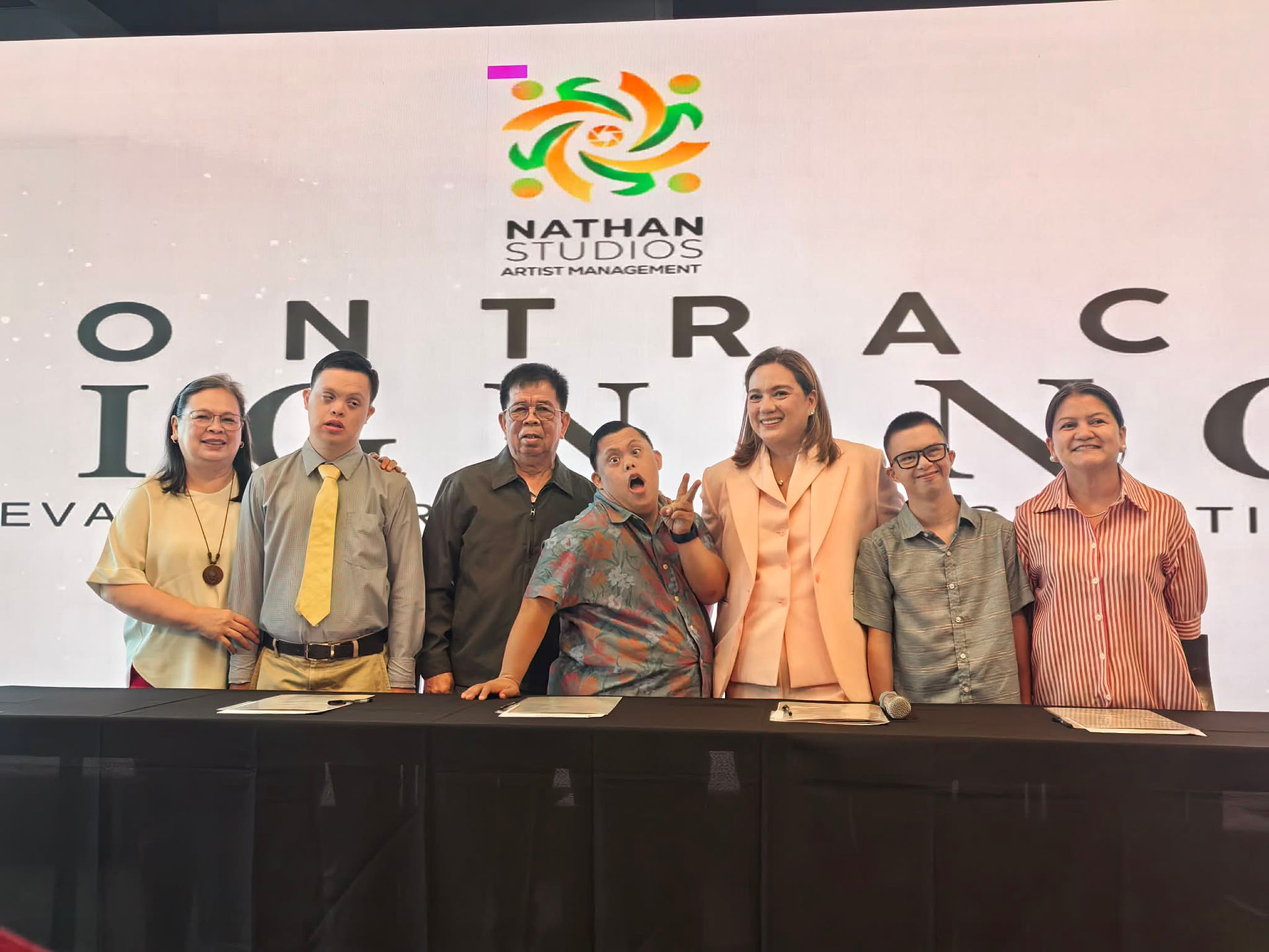Ang mga batang may Down syndrome (DS) na cast ng pelikulang I’mPerfect nang magsama-sama uli para sa kanilang contract signing bilang mga opisyal nang talents ng Nathan Studios Artists Management na pinangungunahan ng Chief Operating Officer (COO) na si Ms. Sylvia Sanchez.