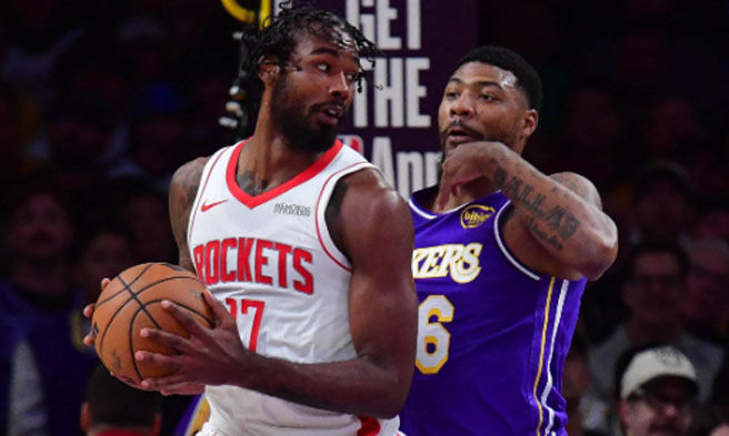Hawak maige ni Houston Rockets forward Tari Eason (17) ang bola laban kay Los Angeles guard Marcus Smart (36) sa laban nilang ito sa NBA playoffs kahapon. 