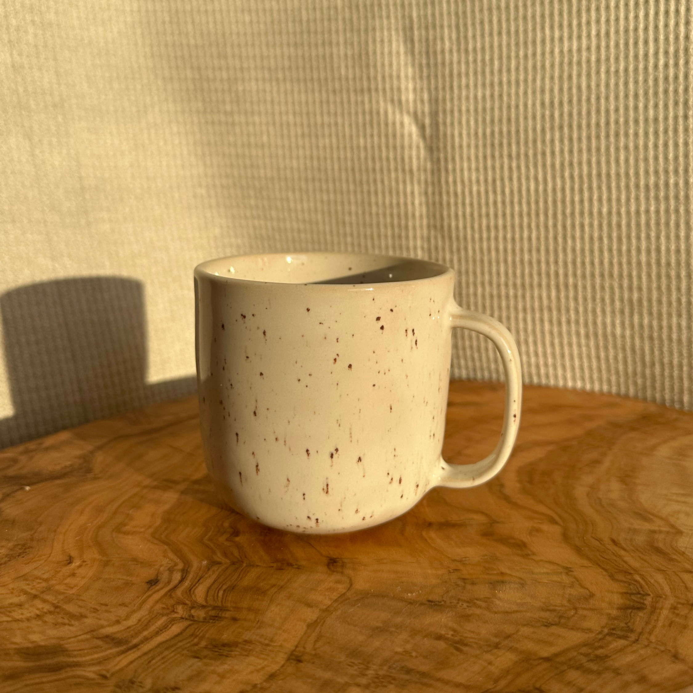 Tasse weiß gesprenkelt