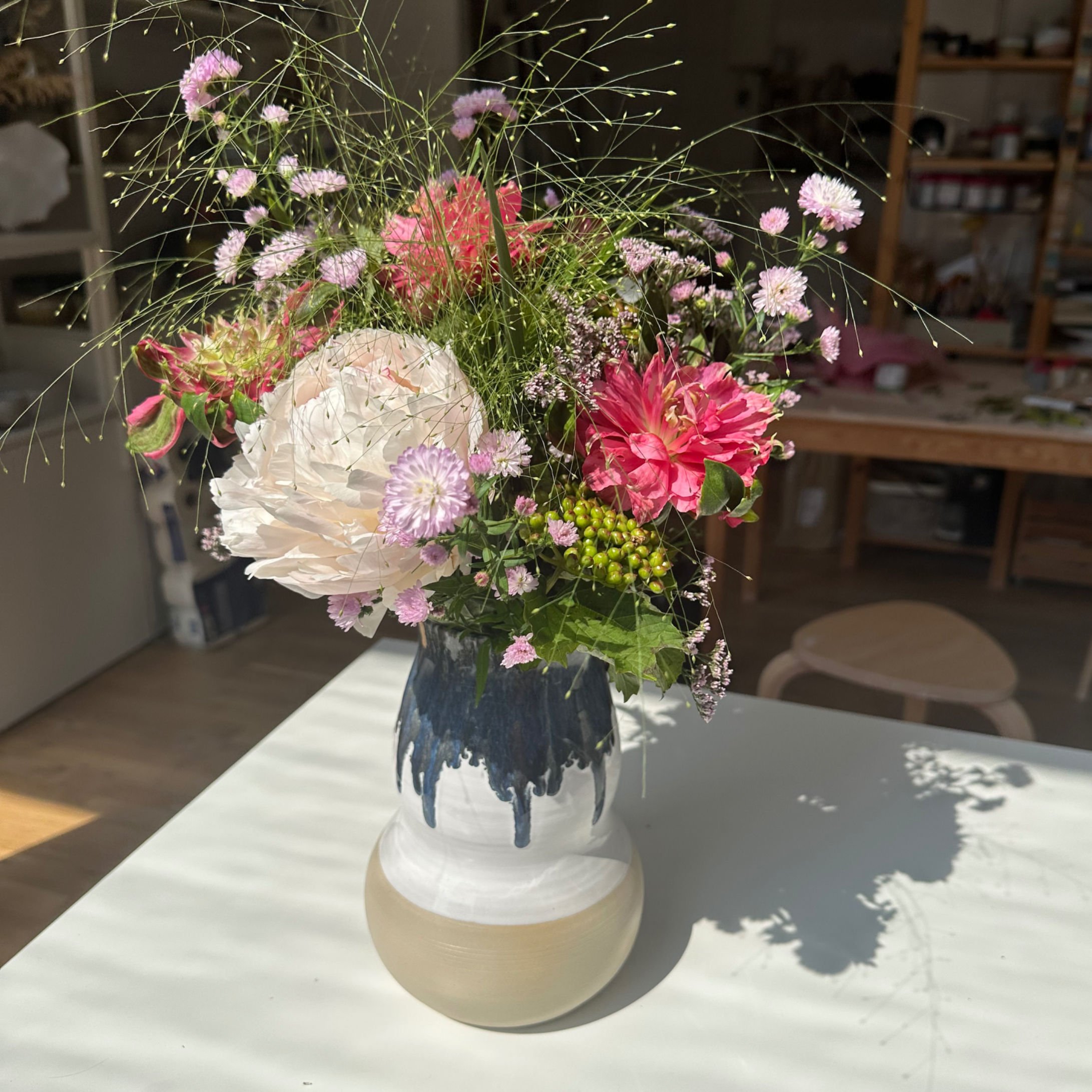 Hohe Wellige Vase weiß blau-grau