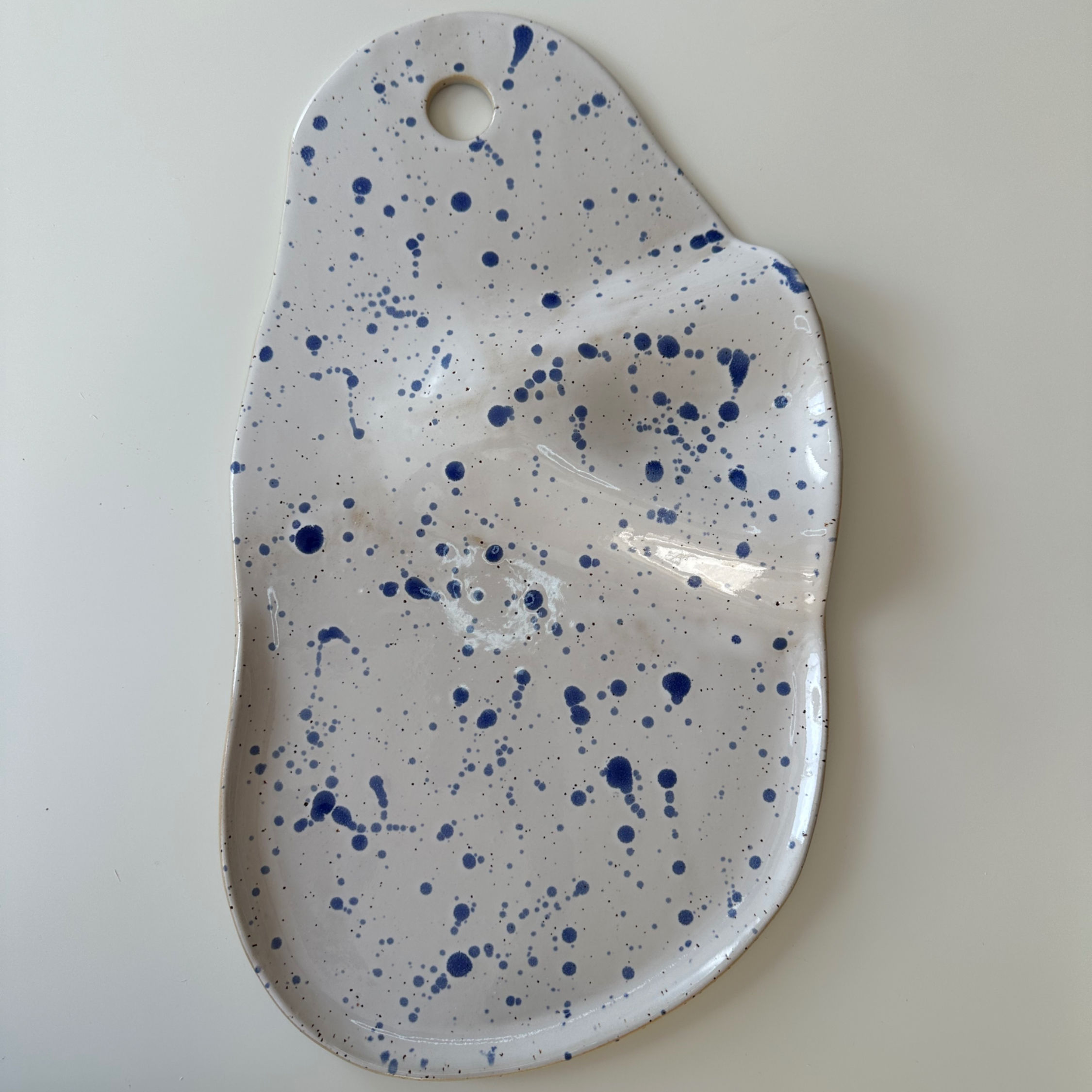 große asymmetrische Servierplatte weiß mit blauen Sprenkeln
