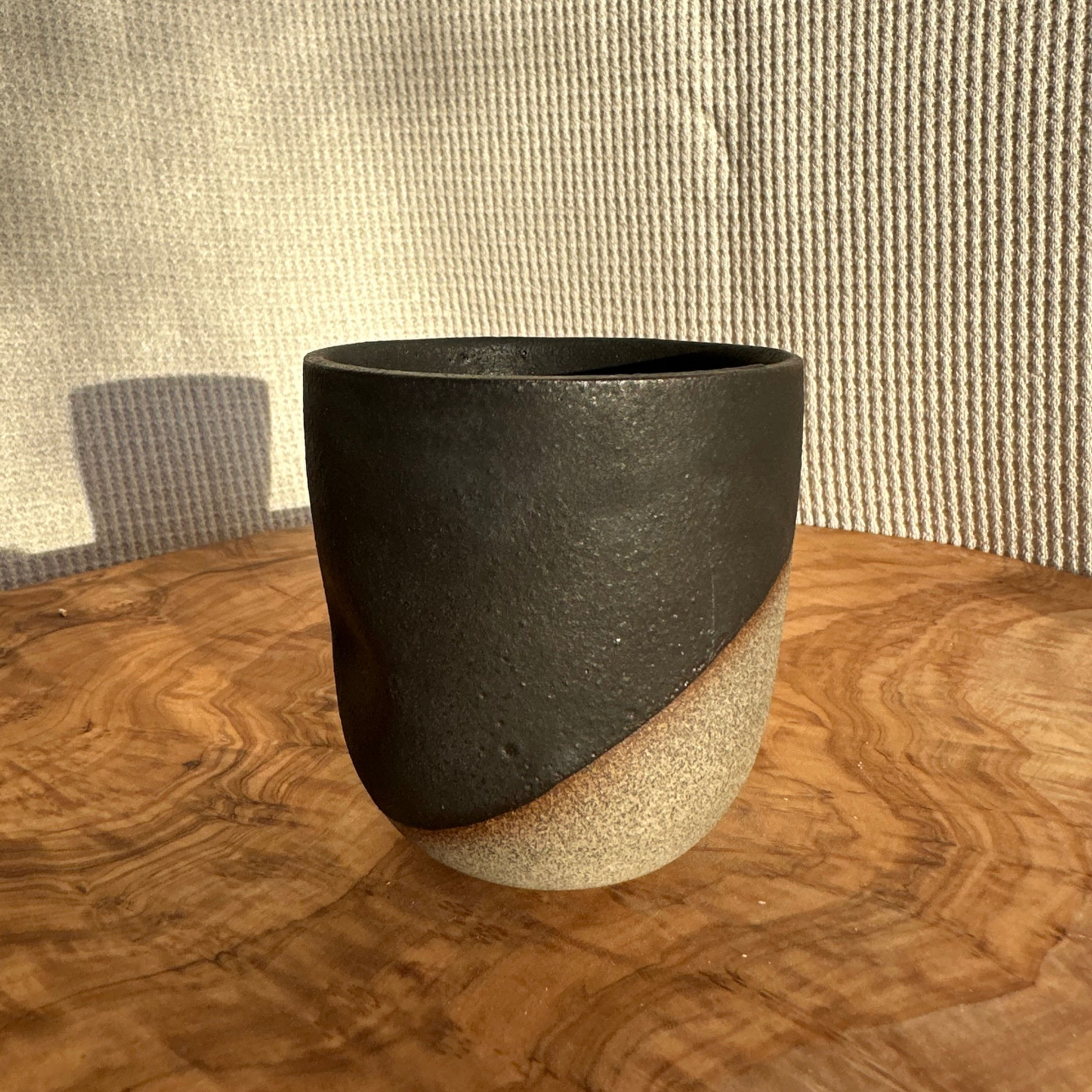 Becher matt schwarz mit Daumenkerbe