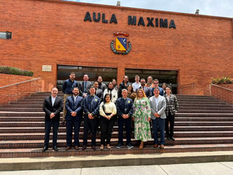 Participantes de la Mesa de Cooperación Internacional y Colaboración Público-Privada de la Estrategia Triángulos frente a la Universidad Militar Nueva Granada en Bogotá.