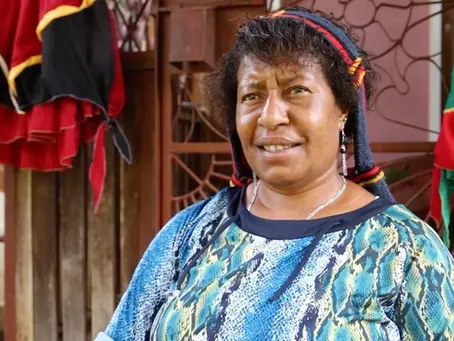 The article tells the inspiring story of Florence Jaukae, a single mother from the Goroka province of Papua New Guinea, who transformed the traditional bilum—a hand-woven bag made from plant fibers—into a modern fashion business that reached the United Nations headquarters in New York.