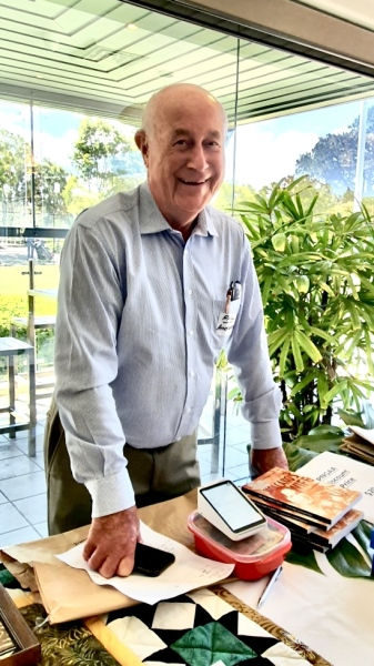 Phil-Ainsworth-assisting-on-the-PNGAA-sales-table-look-in-your-Treasurers-Corner-of-PNG-Kundu