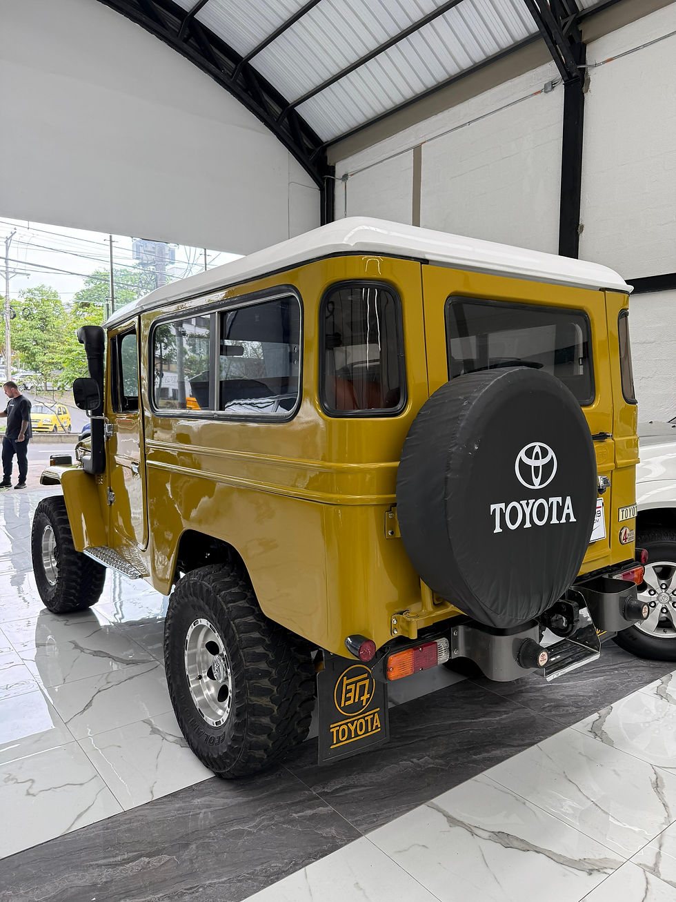 Miniatura: TOYOTA FJ43 CABINADO
