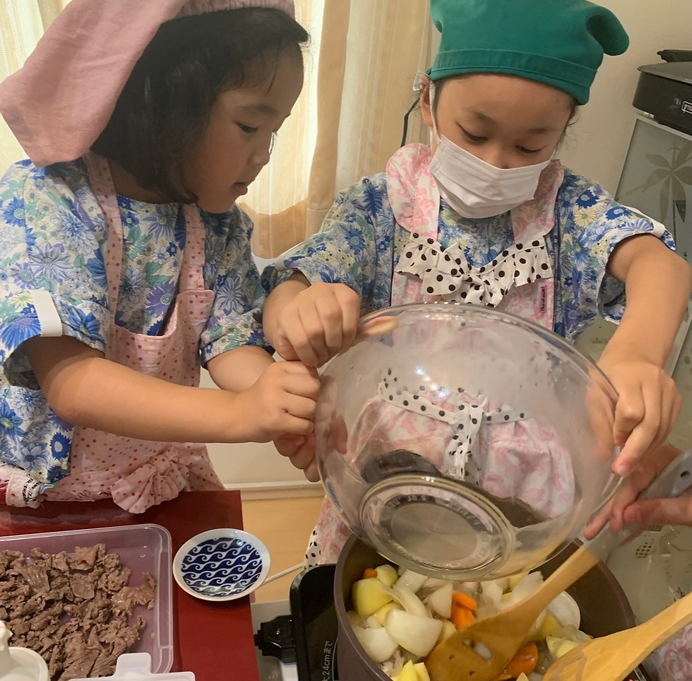 はぐはぐKitchenで力を合わせて料理する子どもたち