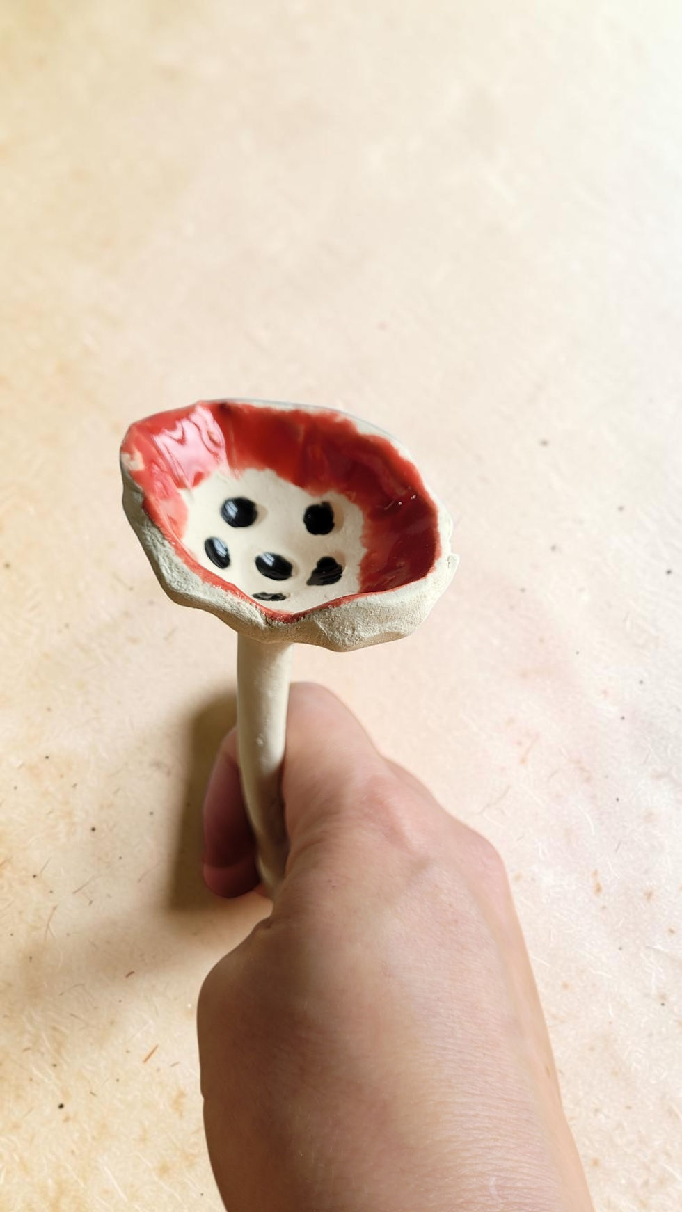 Miniature : Petit abreuvoir à insectes en céramique tenu à la main pour montrer sa taille