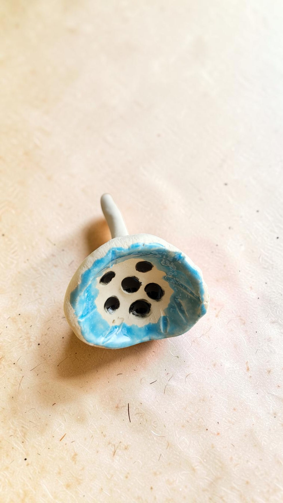 Miniature : Abreuvoir à insectes turquoise en céramique artisanale sur fond beige