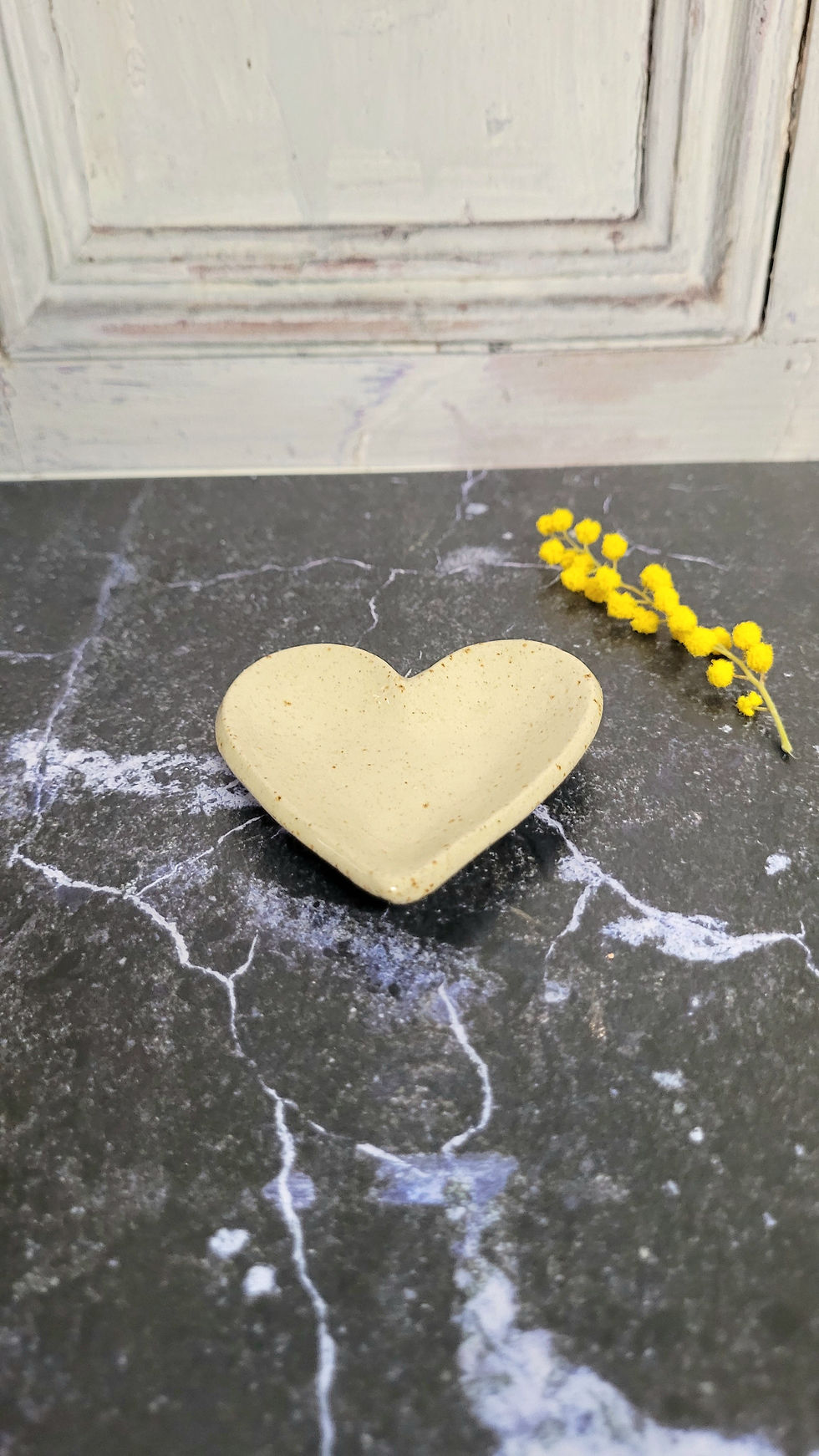 Miniature : Coupelle cœur en grès émaillée à la main, 8x8 cm, petit vide-poche artisanal beige ou bleu fabriqué en Normandie.