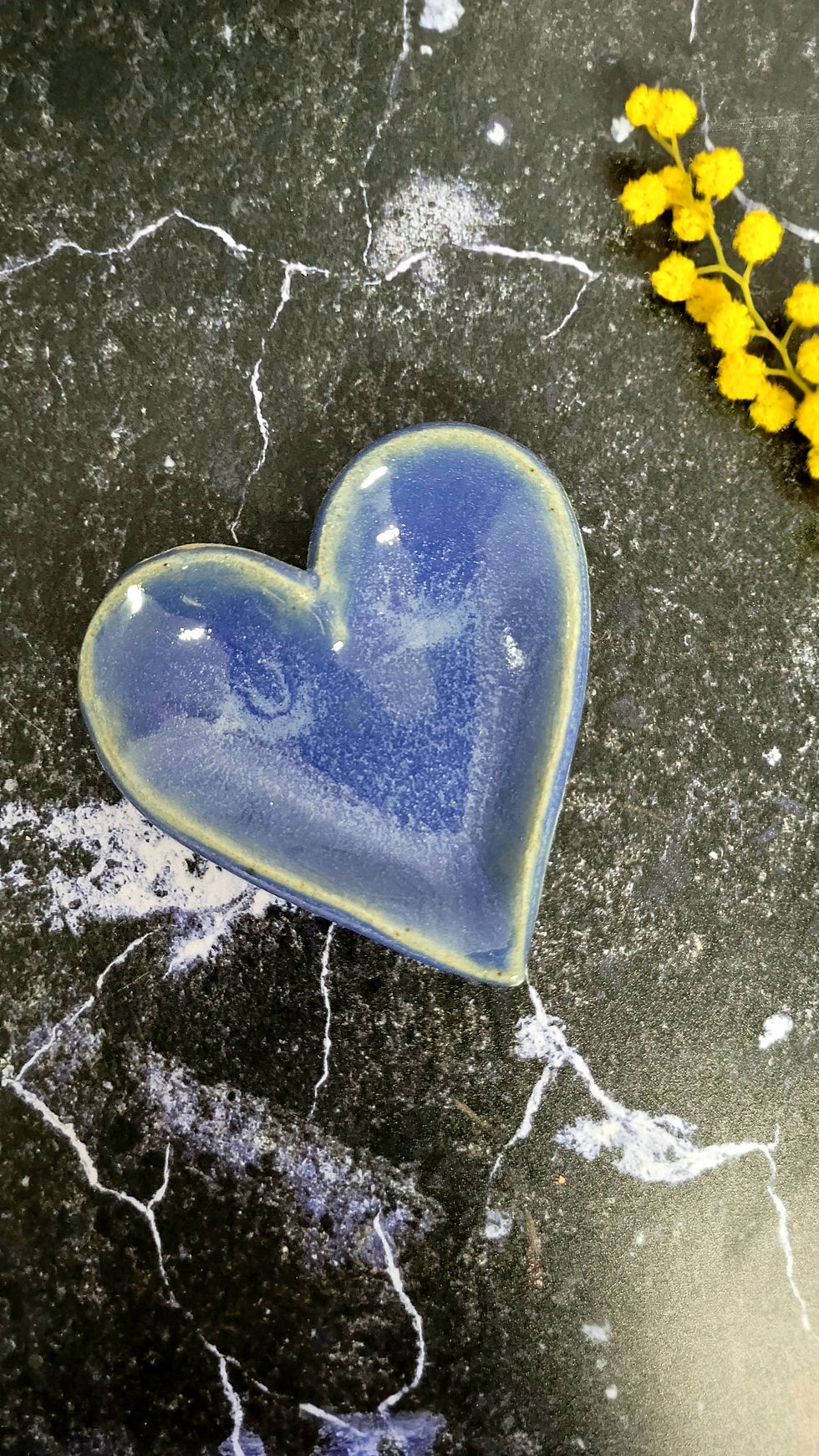 Miniature : Coupelle cœur en grès émaillée à la main, 8x8 cm, petit vide-poche artisanal beige ou bleu fabriqué en Normandie.