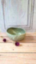 Bol modelé à la main en grès artisanal, émaillé vert de gris, aux formes organiques et irrégulières