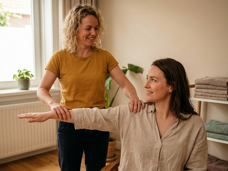 Therapeut voert spiertesten uit op client