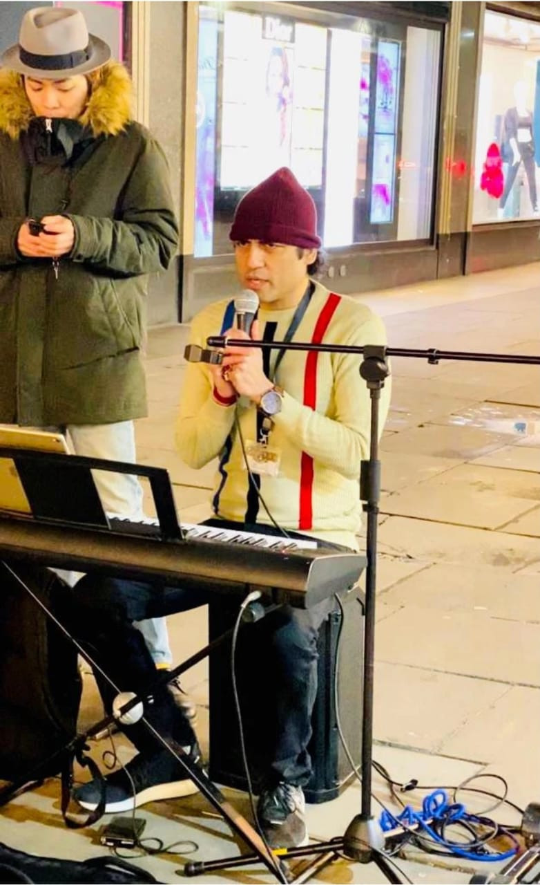 Maharishi Aazaad performing Hanuman Chalisa at Oxford street in London