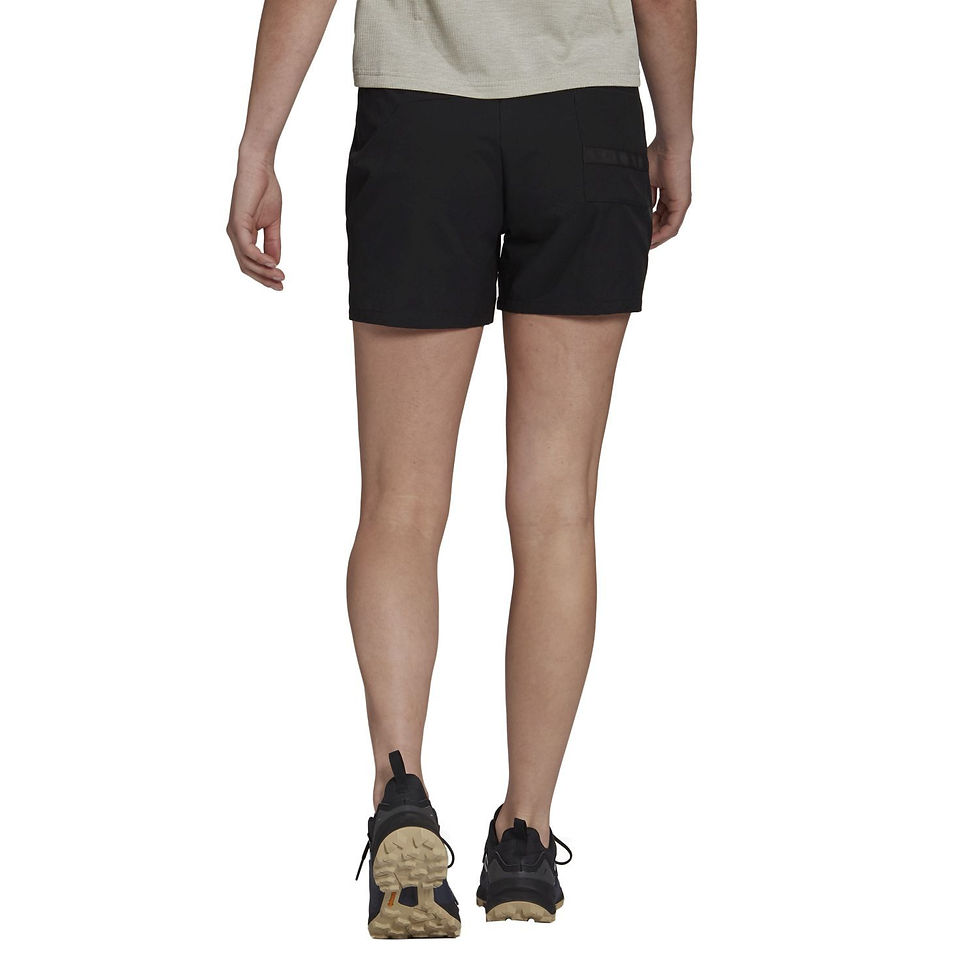 Miniatura: Vista trasera modelo con pantalón corto de la marca Adidas modelo liteflex de running para mujer en color negro