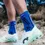Miniatura: vista frontal de corredor con calcetines altos compressport v4.0 trail color azul
