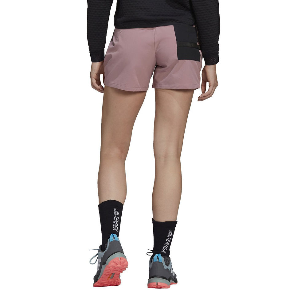 Miniatura: Vista trasera modelo con pantalón corto de la marca Adidas modelo liteflex de running para mujer en color rosa