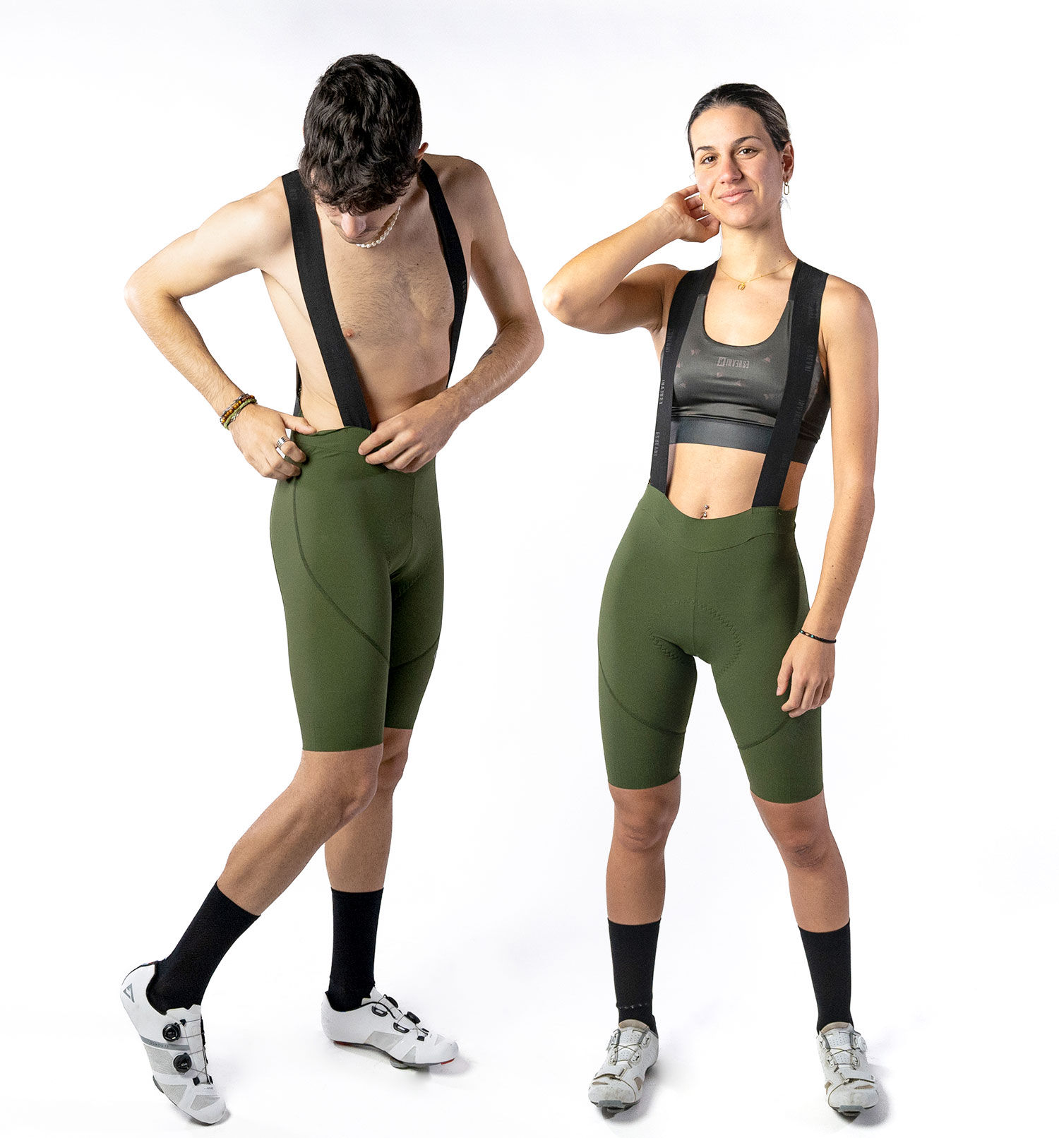 Vista frontal modelos culotte Corto Unisex Inverse Beta en color verde