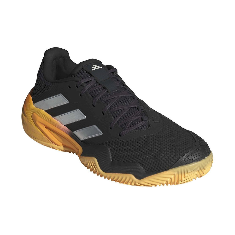 Vista frontal zapatilla marca Adidas modelo barricade para tenis y pádel con suela clay en negro y naranja