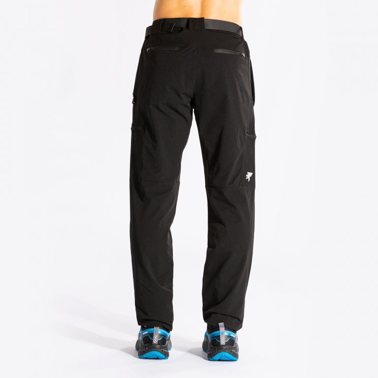 Miniatura: Vista trasera modelo con pantalón largo de hombre de la marca Joma modelo explorer en color negro