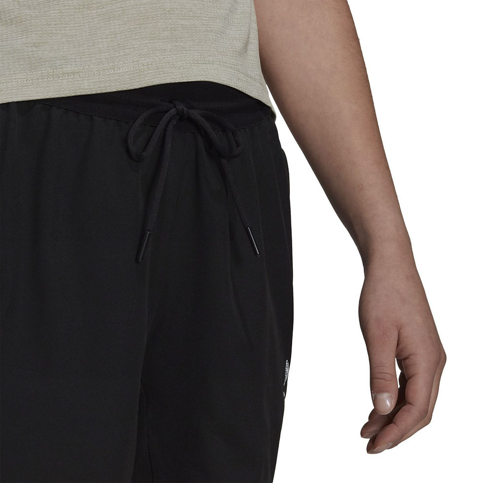 Miniatura: Vista detalle cordón modelo con pantalón corto de la marca Adidas modelo liteflex de running para mujer en color negro