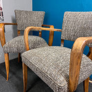 Deux fauteuils bridges aux accoudoirs un peu carrés. Le tissu est marron/beige 