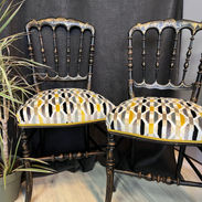 Paire de chaises Napoléon 3 au bois noir souligné de doré. Les assises sont recouvertes de velours aux motifs géométriques jaune, gris et noir.