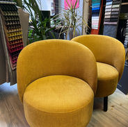 Deux petits fauteuils ronds jaune soleil et au style très contemporain 