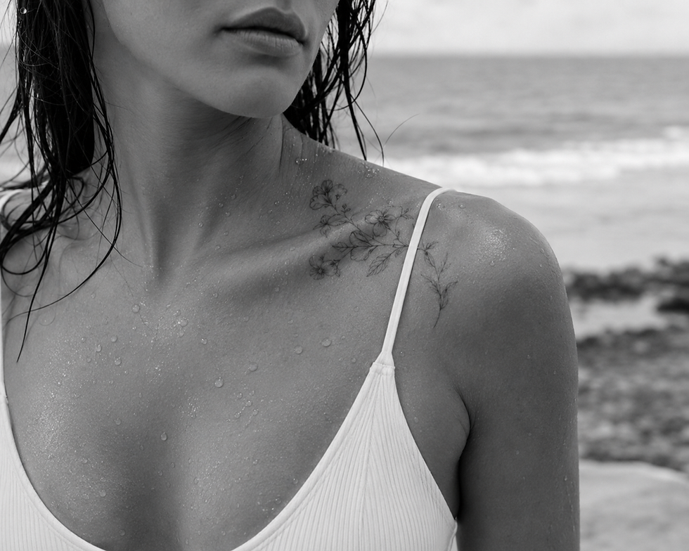 Tatuaje recién hecho protegido durante el verano con protocolo profesional de curación