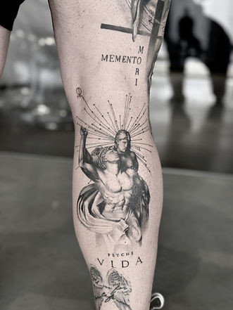 Tatuaje de microrrealismo curado realizado en ARS ETERNA, estudio de tatuajes en Sevilla Este