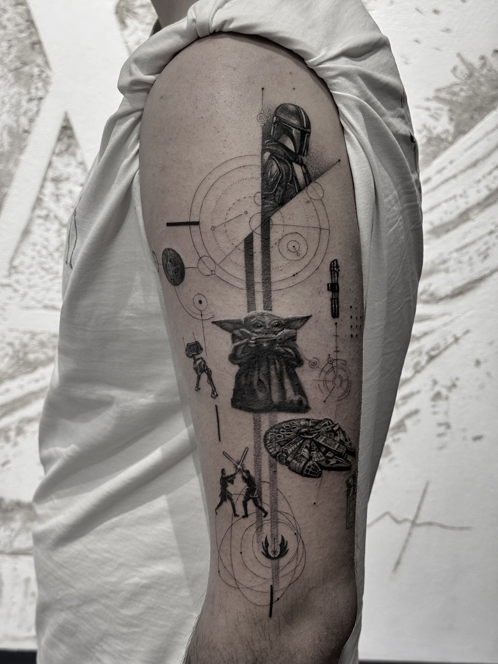 Tatuaje de Star Wars en microrrealismo realizado por Manu López en ARS ETERNA, Sevilla Este