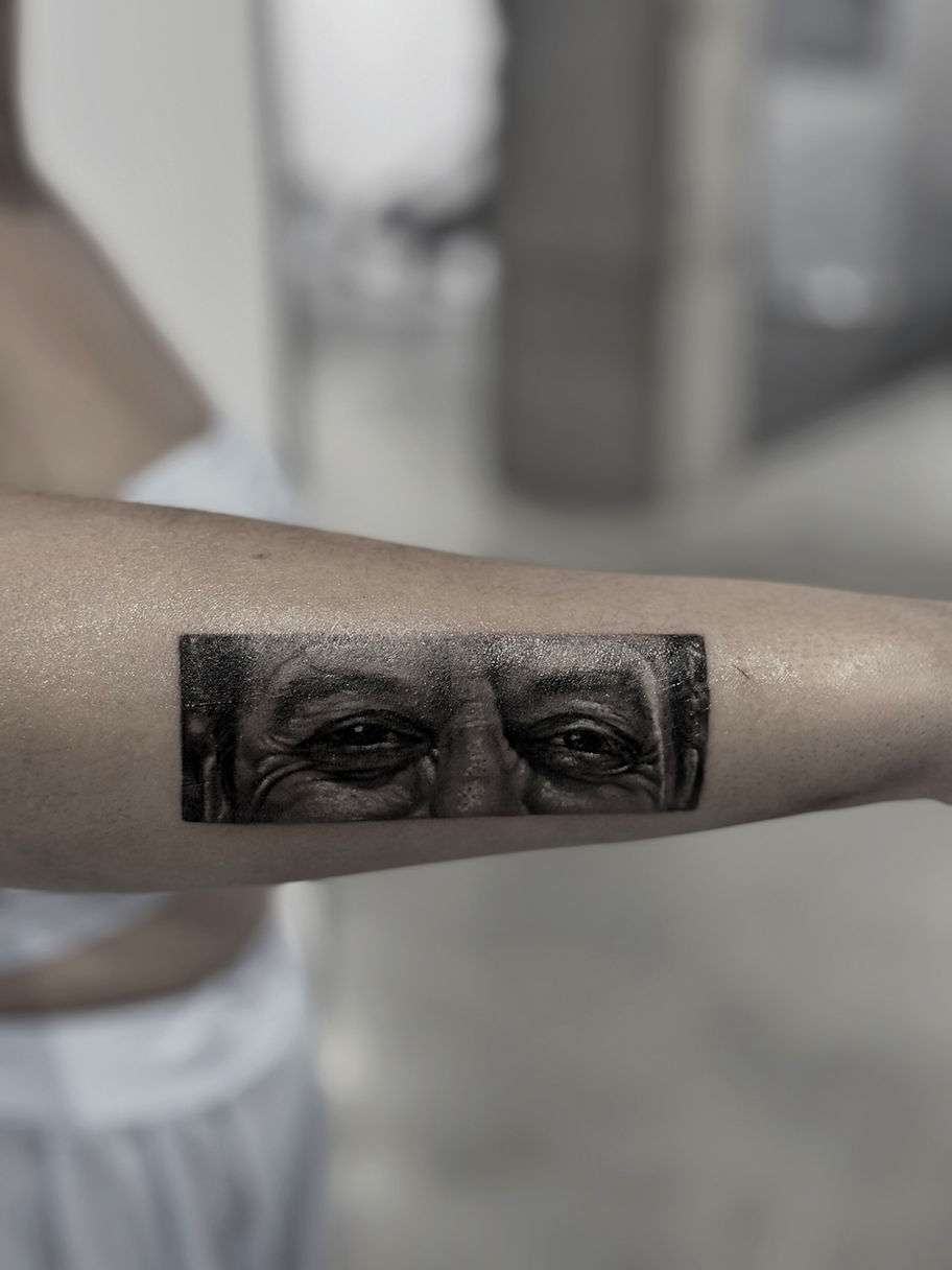 Tatuaje de mirada realista en Sevilla realizado en ARS ETERNA por Manu López