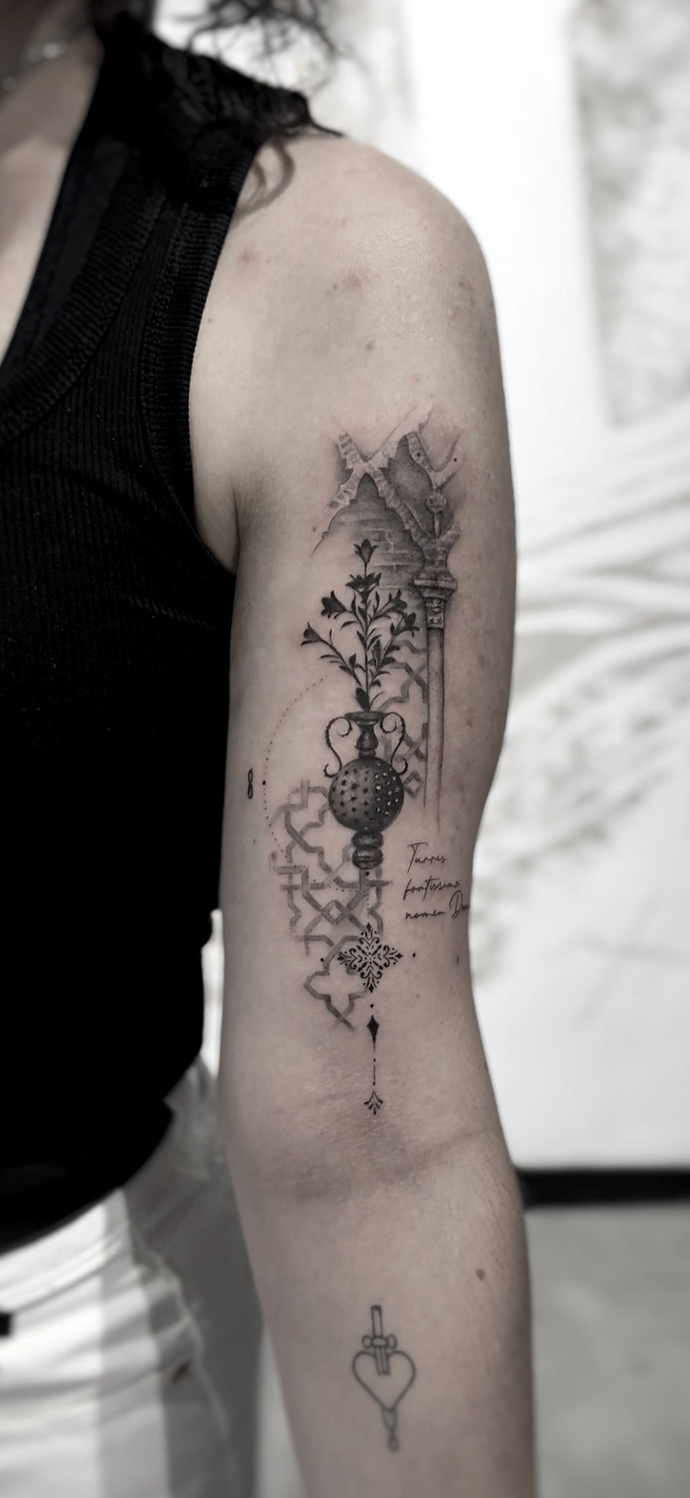 Tatuaje de Sevilla y Giralda en microrrealismo realizado por Manu López en ARS ETERNA, Sevilla Este