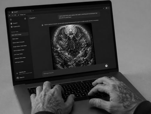 Persona utilizando ChatGPT en un ordenador portátil para generar un diseño de tatuaje de espalda con ángeles, en un entorno neutro y minimalista.