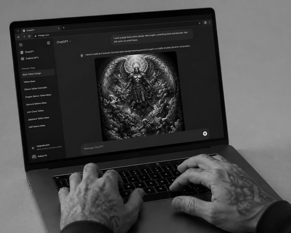 Persona utilizando ChatGPT en un ordenador portátil para generar un diseño de tatuaje de espalda con ángeles, en un entorno neutro y minimalista.
