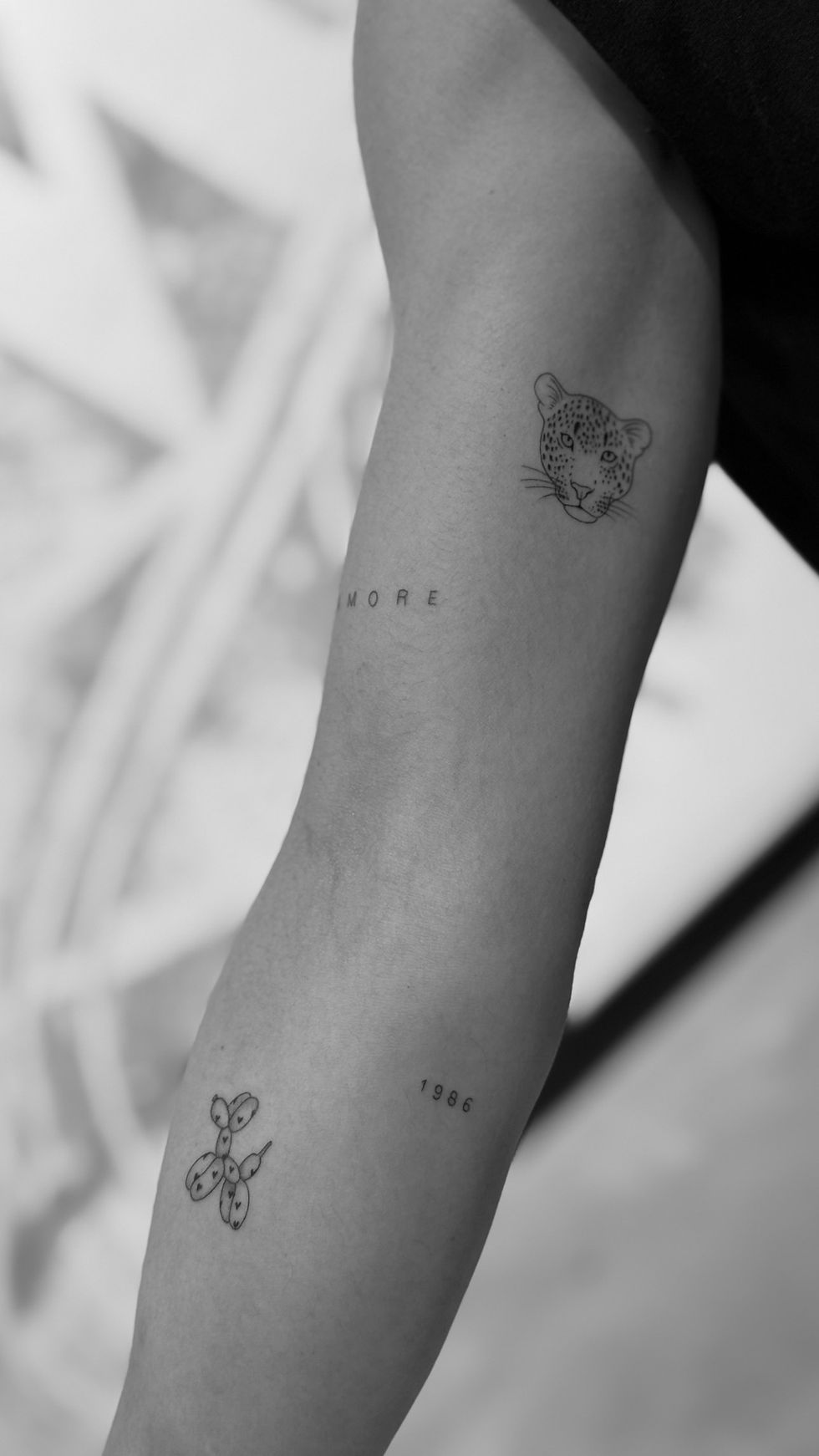tatuajes de linea fina en brazo de mujer | por Manu López en ARS ETERNA Sevilla
