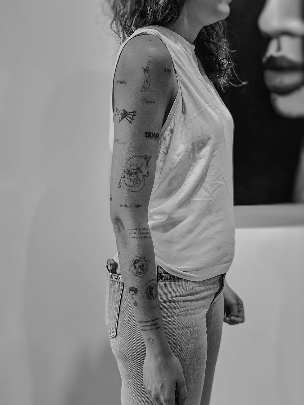 ARS ETERNA | Tatuaje manga completa mujer micro tatuajes por Manu López | Sevilla Este