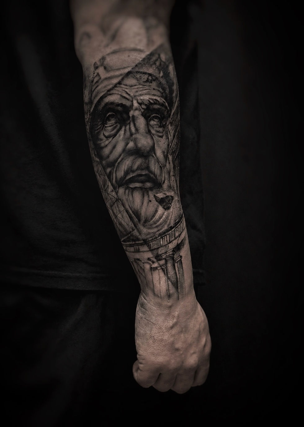 Tatuaje realista de escultura, realizado por Manu López en ARS ETERNA, Sevilla Este